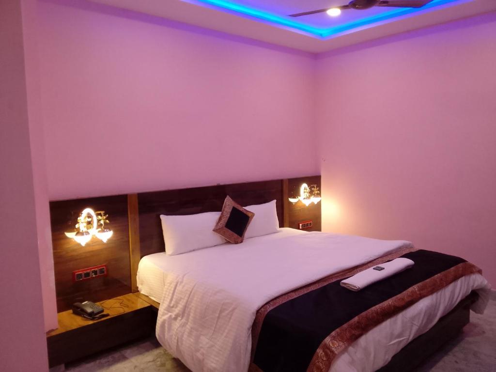 Postel nebo postele na pokoji v ubytování Namaste Benares Varanasi