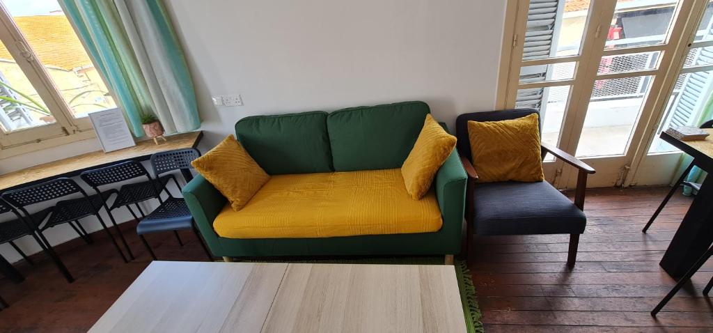 Posezení v ubytování Bee Hostel Paphos