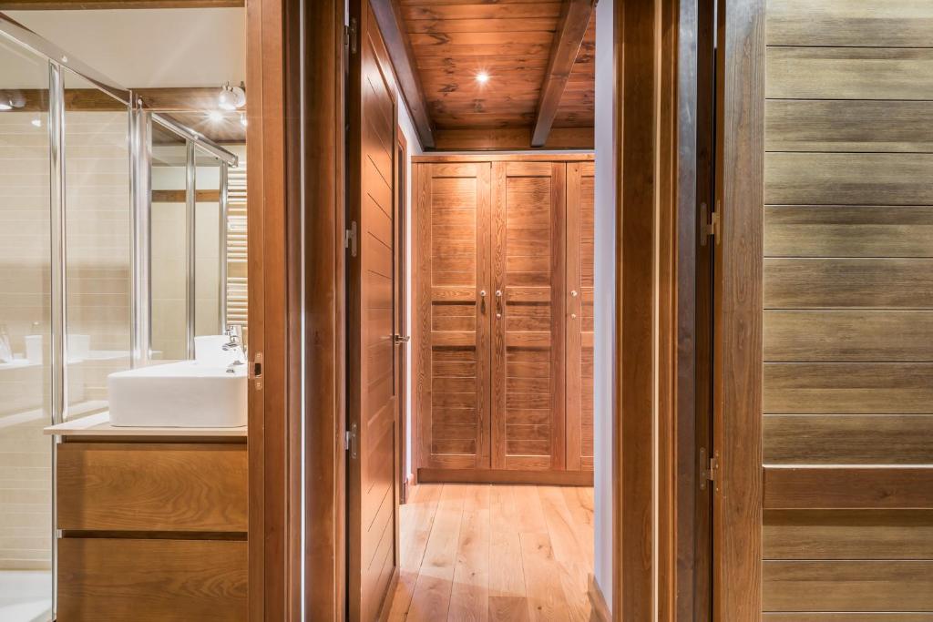 A bathroom at Tulmas by Totiaran