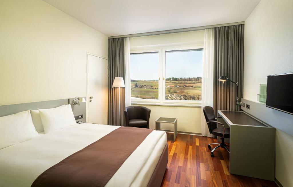 Postel nebo postele na pokoji v ubytování Holiday Inn Bern Westside by IHG