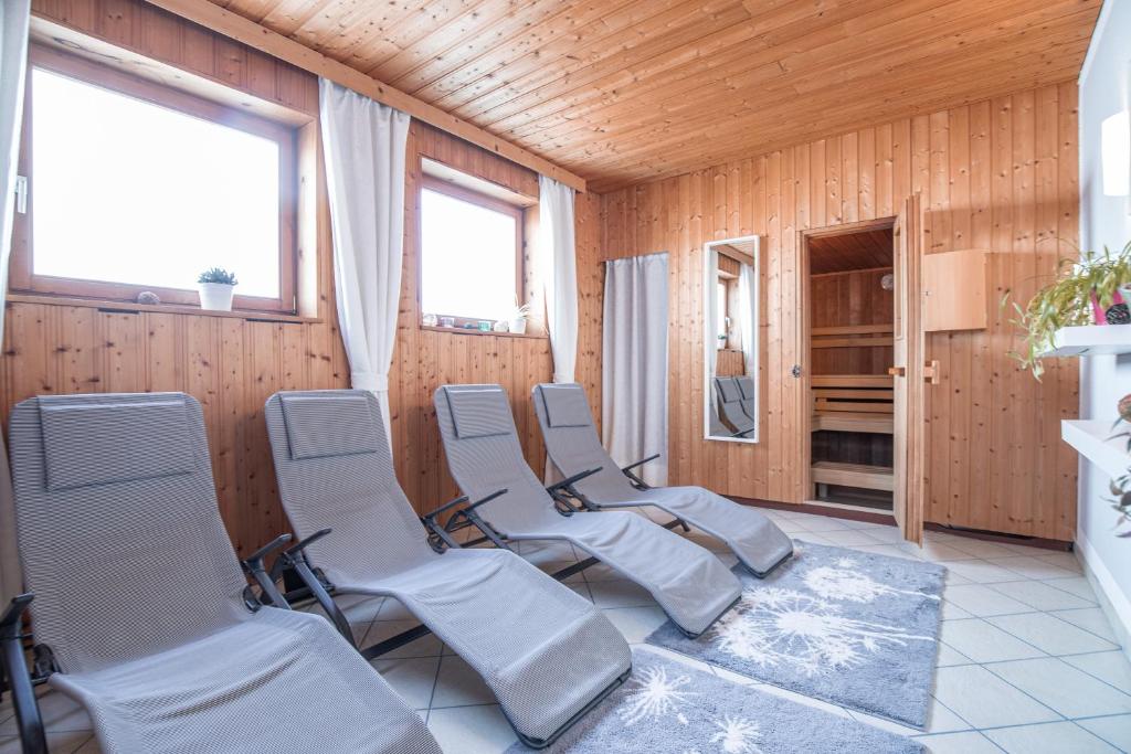 A seating area at Sportapart Schweighofer Ski-in & Ski-out