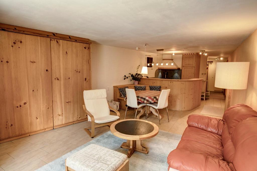 Posezení v ubytování Chesa Munteratsch 1-Zimmerwohnung 310 Typ B