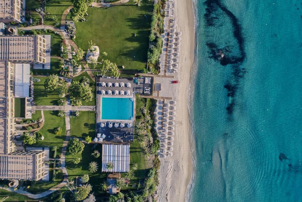 una vista aérea de la playa y el océano en La Villa Del Re - Adults Only - Small Luxury Hotels of the World, en Castiadas