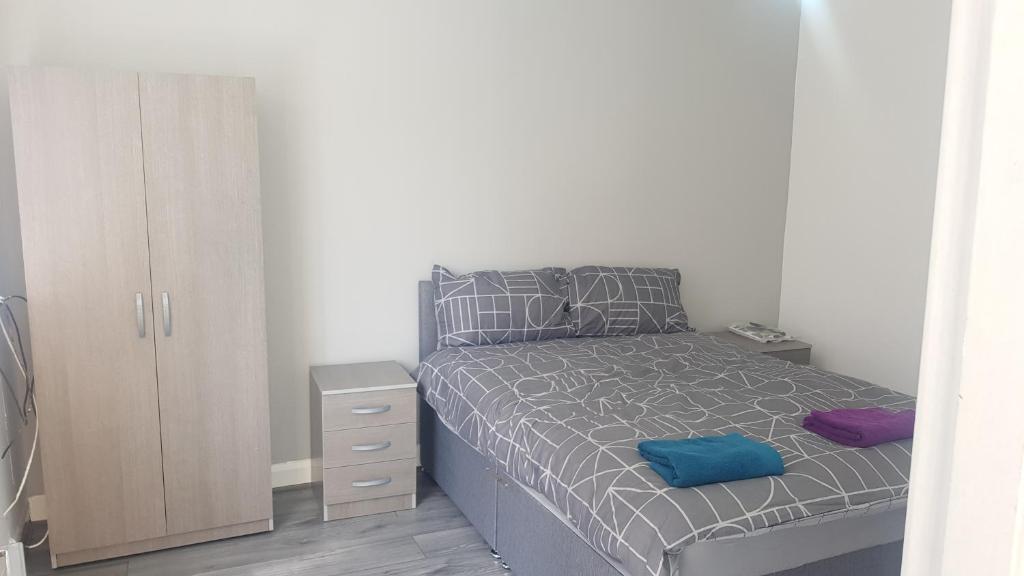 1 dormitorio pequeño con 1 cama y armario en Double Bedroom In Withington, M20. 1 DB Bed, RM 1 en Mánchester
