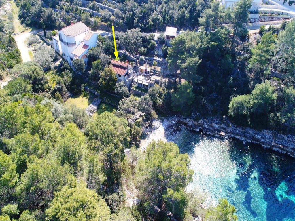 - une vue aérienne sur une maison à côté d'une rivière dans l'établissement Holiday House Danica, à Vela Luka