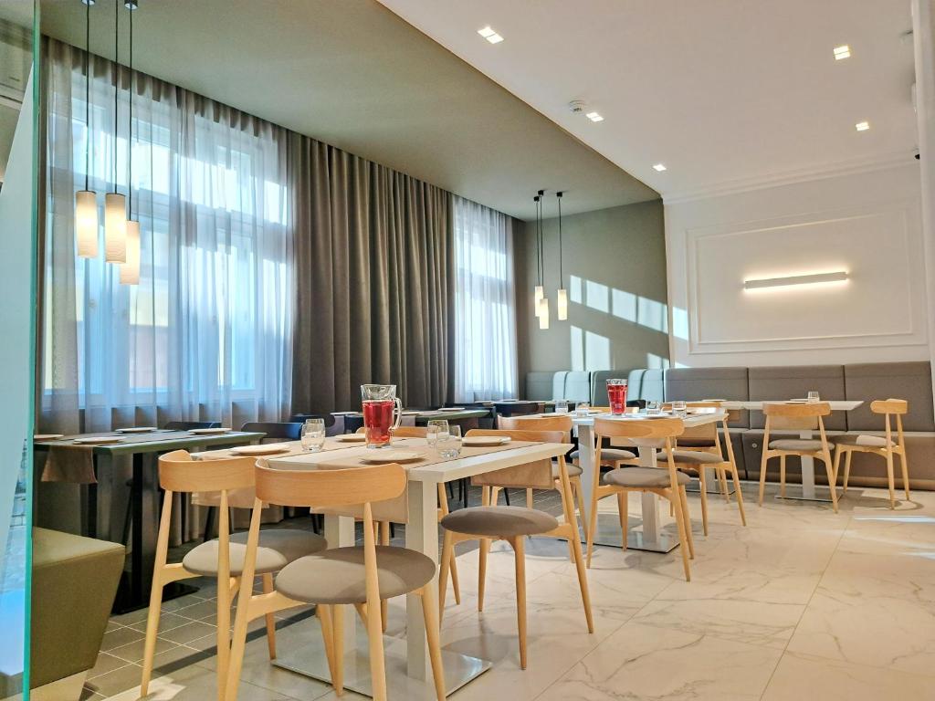 Reštaurácia alebo iné gastronomické zariadenie v ubytovaní Hotel Domus Collis