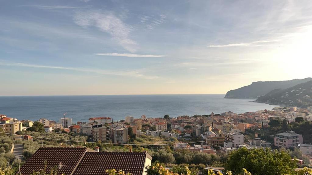 Elle offre une vue sur la ville et l'océan. dans l'établissement Casa Sancio, à Spotorno