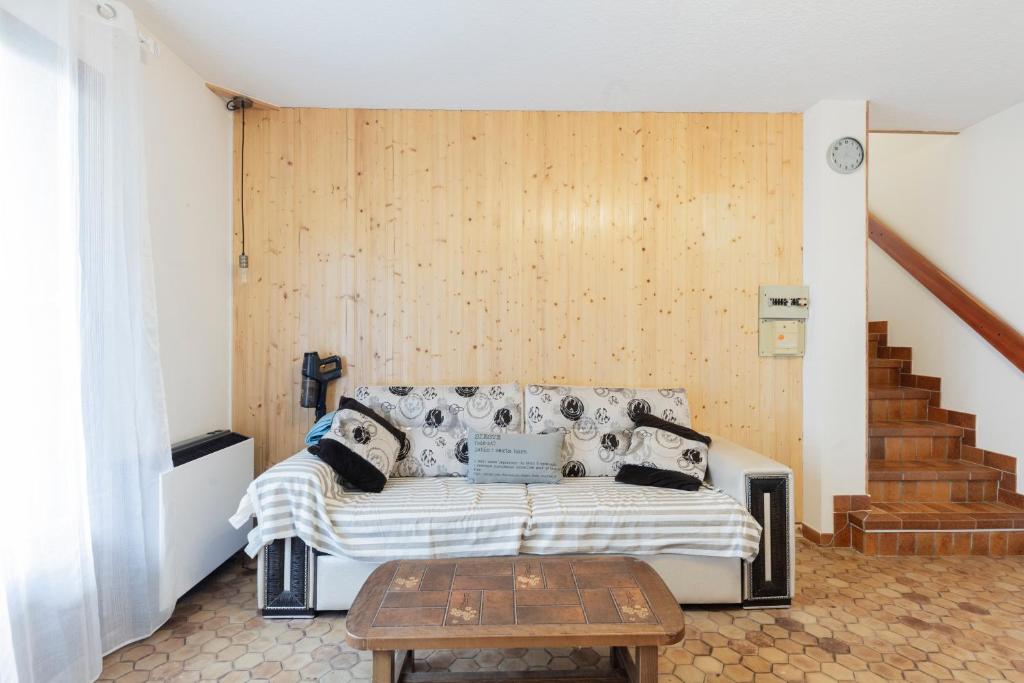 a living room with a couch and a table at Les Narcisses - aux pieds des pistes in Saint-Léger-les-Mélèzes