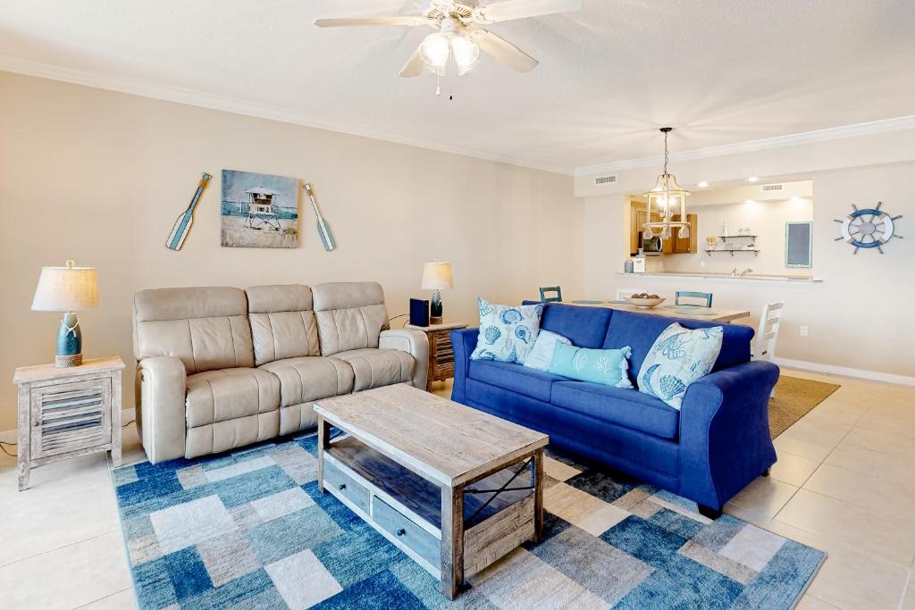 - un salon avec un canapé et une table dans l'établissement Destin West Resort - Bayside Osprey L2, à Fort Walton Beach