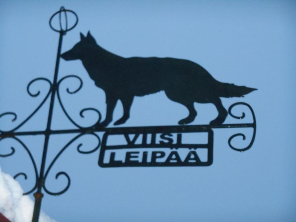 un panneau métallique avec un loup sur un panneau de rue dans l'établissement Viisi Leipää, 