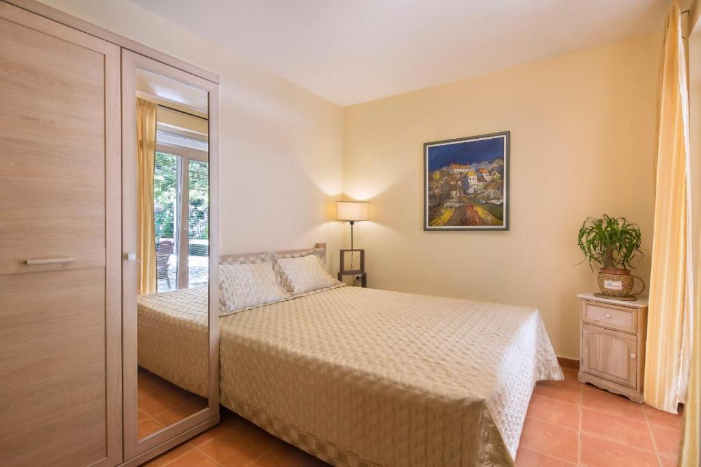 - une chambre avec un lit et une porte en verre dans l'établissement Splendid Apartments, à Budva