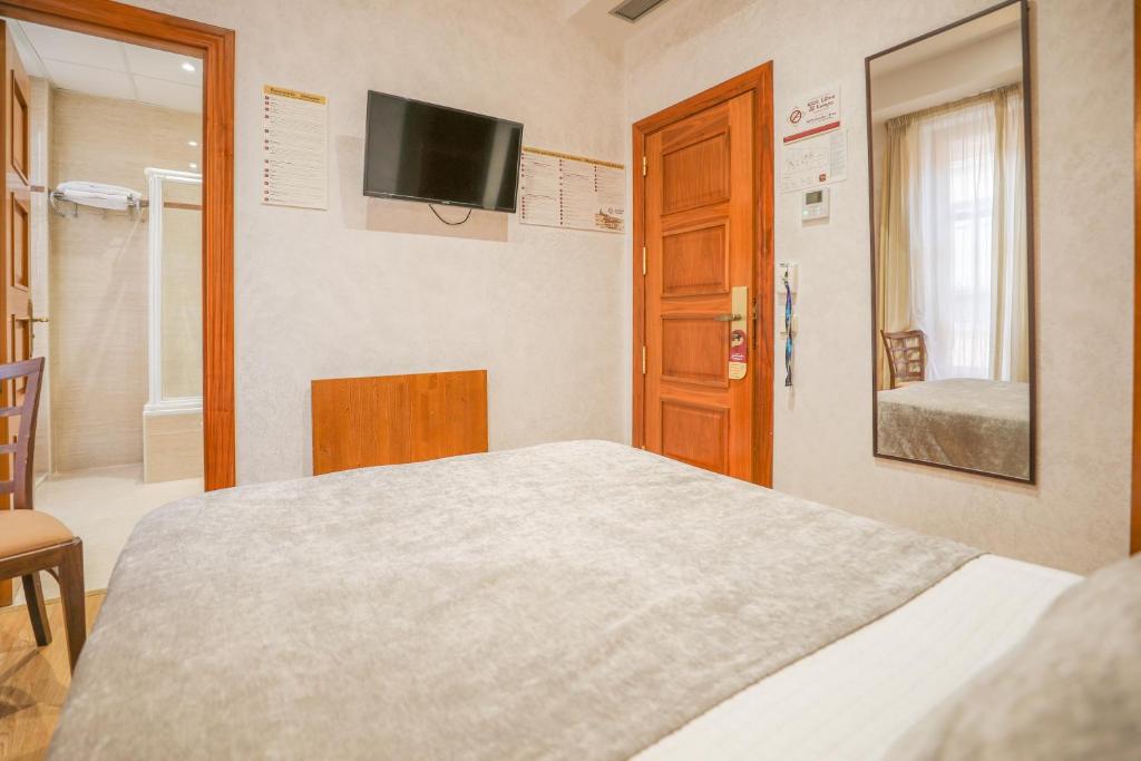 Postel nebo postele na pokoji v ubytování Hotel Granada Centro