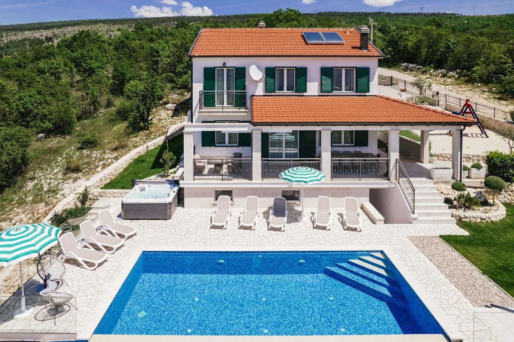 Poolincluded Villa Melita