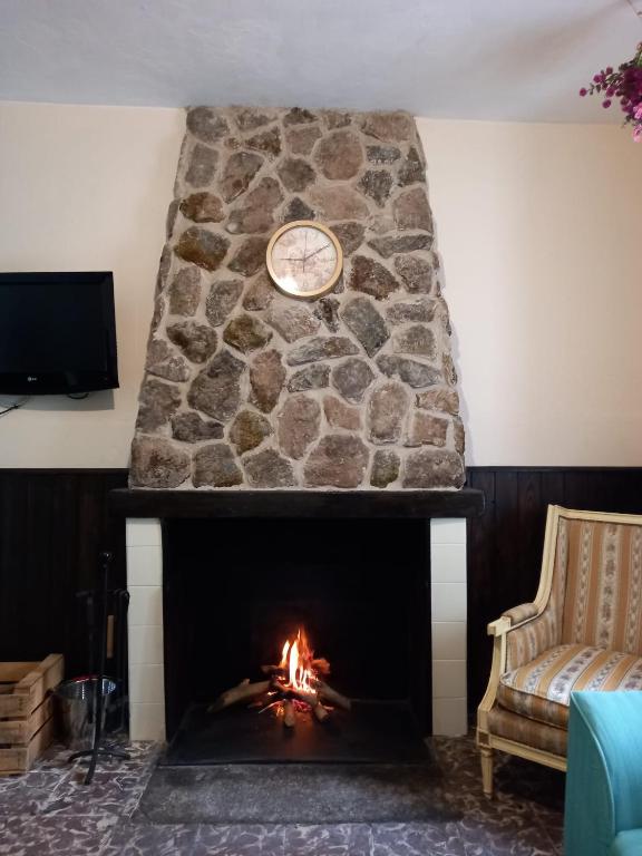 Televízia a/alebo spoločenská miestnosť v ubytovaní Casa Rural Las Raíces, Sierra de San Vicente