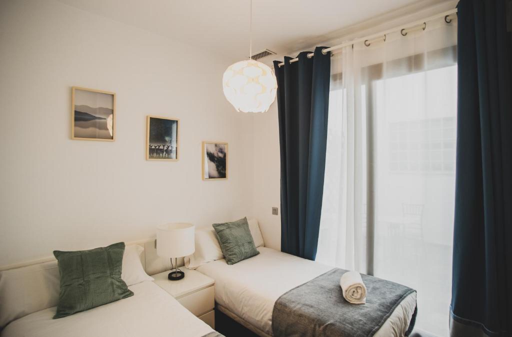 Postel nebo postele na pokoji v ubytování AZZ Sevilla Torre de la Plata Apartamentos