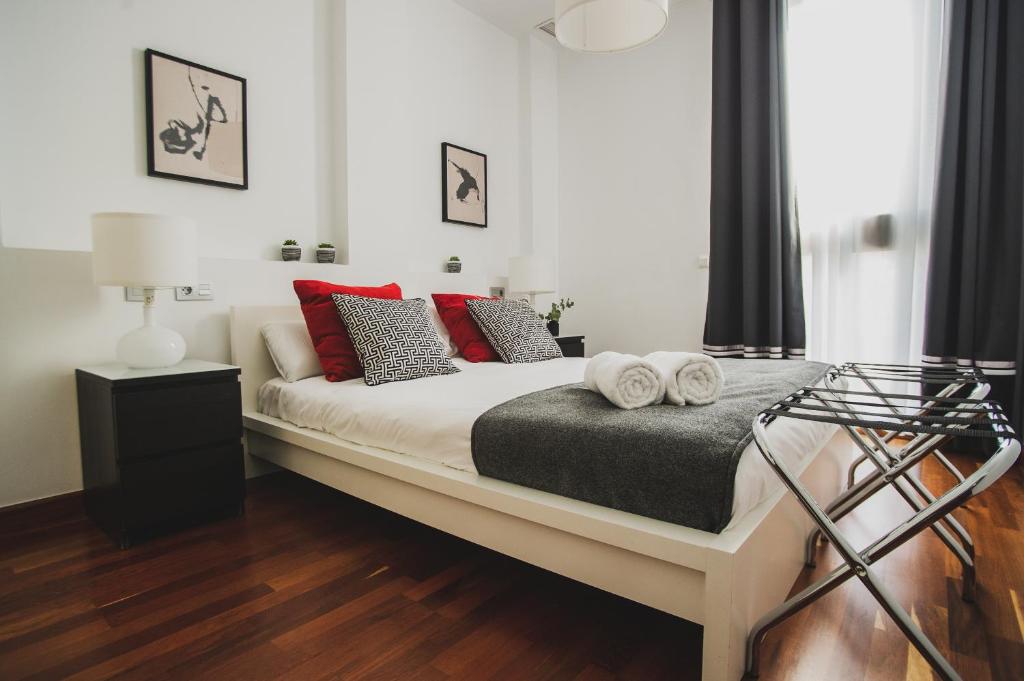 Postel nebo postele na pokoji v ubytování AZZ Sevilla Torre de la Plata Apartamentos