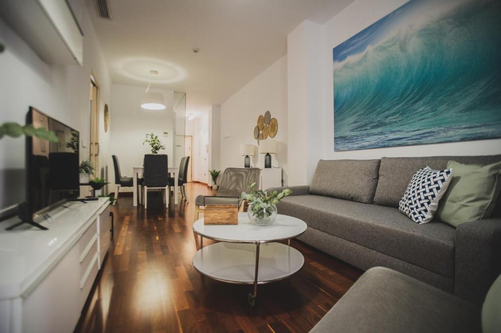 TV a/nebo společenská místnost v ubytování AZZ Sevilla Torre de la Plata Apartamentos