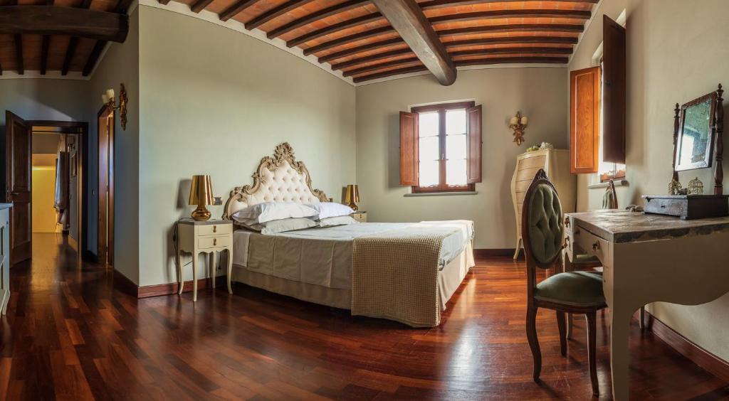 1 dormitorio con 1 cama grande y suelo de madera en Leopoldina L'Orto, en Arezzo