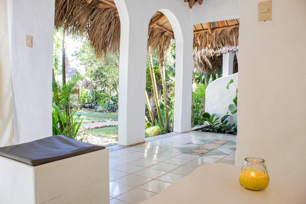 Un jardín fuera de Hotel La Tortuga