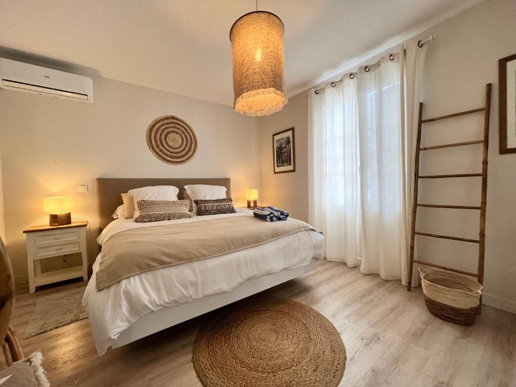 Postel nebo postele na pokoji v ubytování ET VOILA! Elegant one bedroom and beachfront apartment with pool!