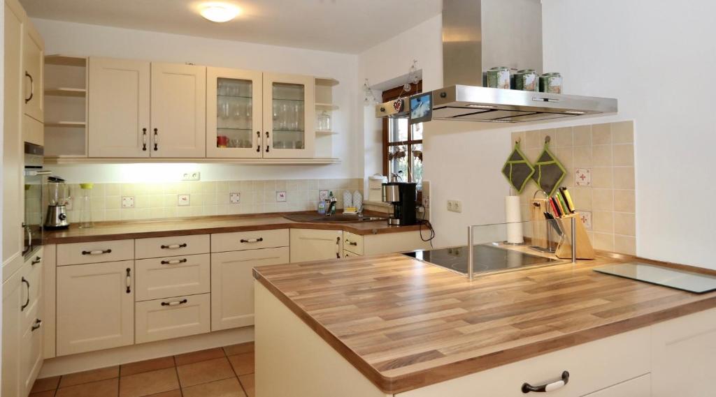 uma cozinha com armários brancos e um balcão de madeira em Fritz-Müller em Garmisch-Partenkirchen