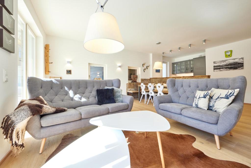 uma sala de estar com um sofá e uma mesa em BergJuwel em Garmisch-Partenkirchen