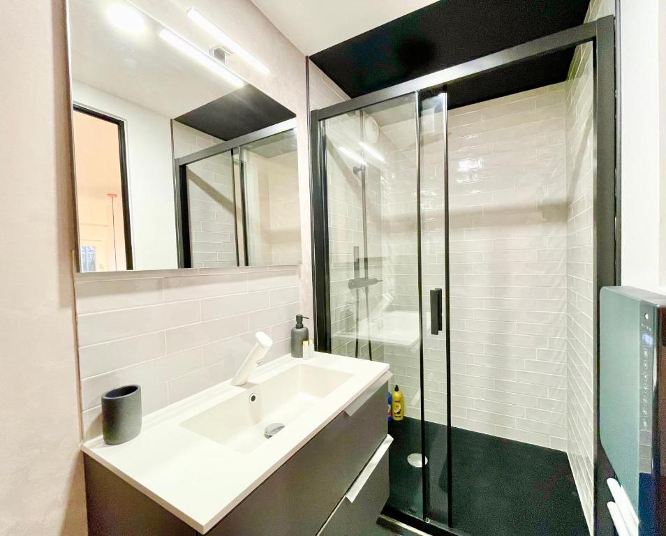 Kúpeľňa v ubytovaní LE ROSACKER - Proche centre ville et gare - Terrasse - Parking gratuit 2 places - 2 chambres - 2 salles de bain - Netflix