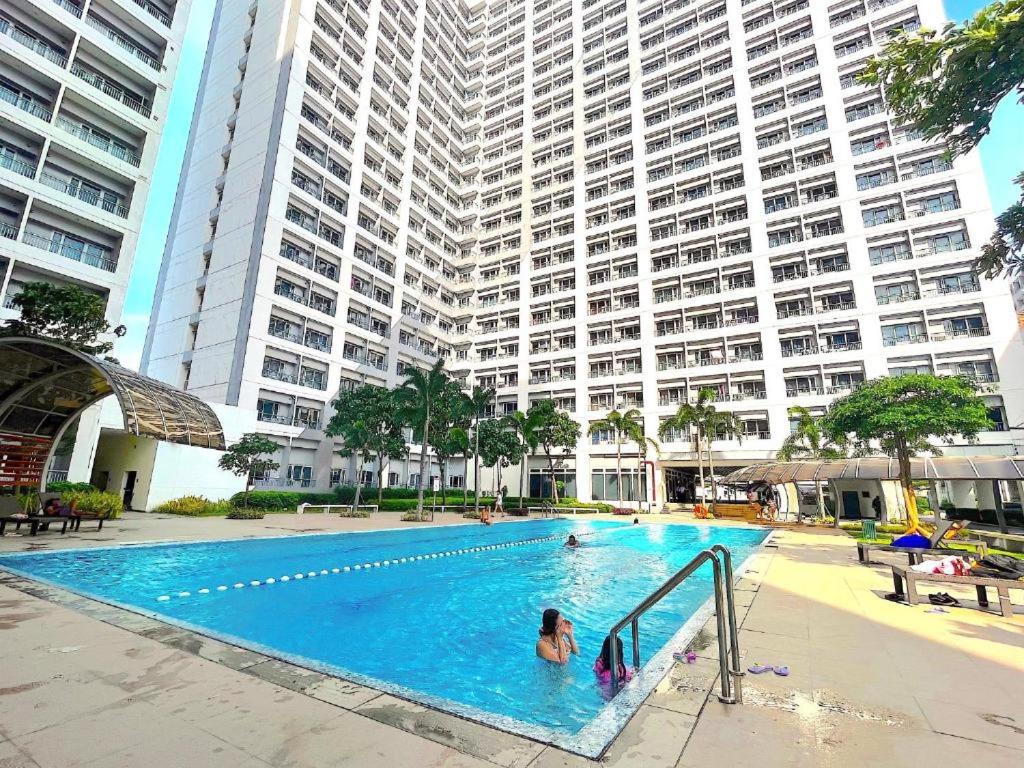 Chic and Cozy 1BR Unit with WIFI and Queen Size Bed
