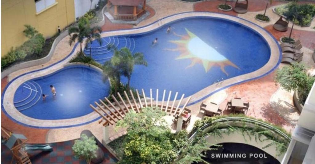 uma vista superior de uma piscina num resort em Marquinton Place City View em Manila
