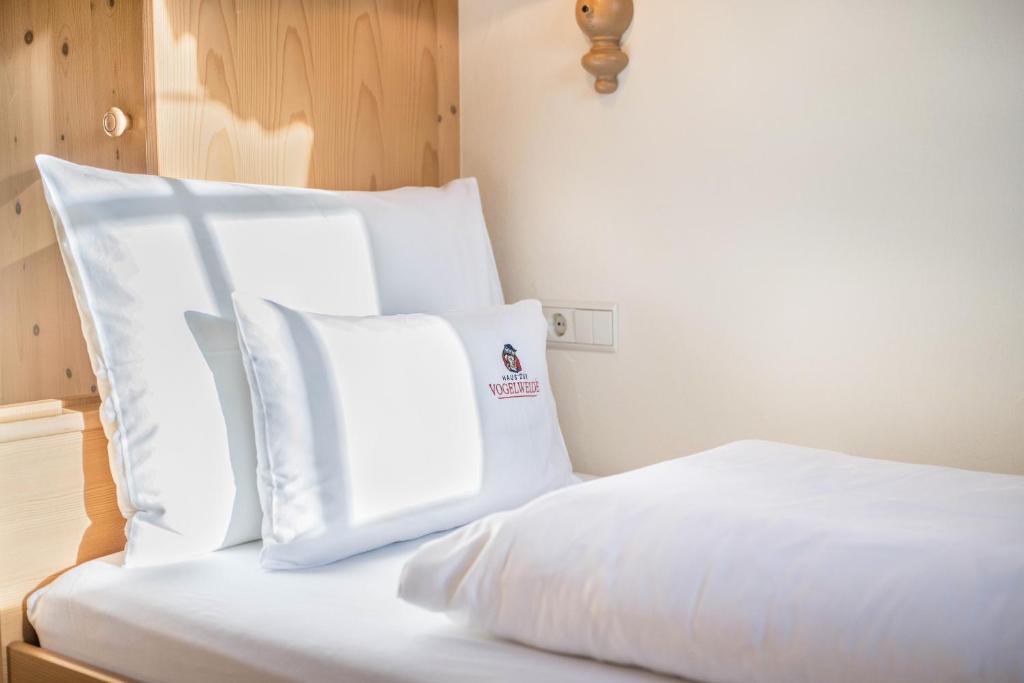 Postel nebo postele na pokoji v ubytování Haus zur Vogelweide App 5