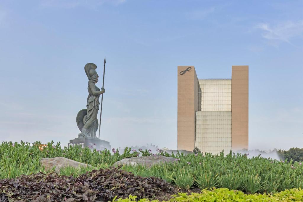 una estatua de una mujer frente a un edificio en Fiesta Americana Guadalajara, en Guadalajara