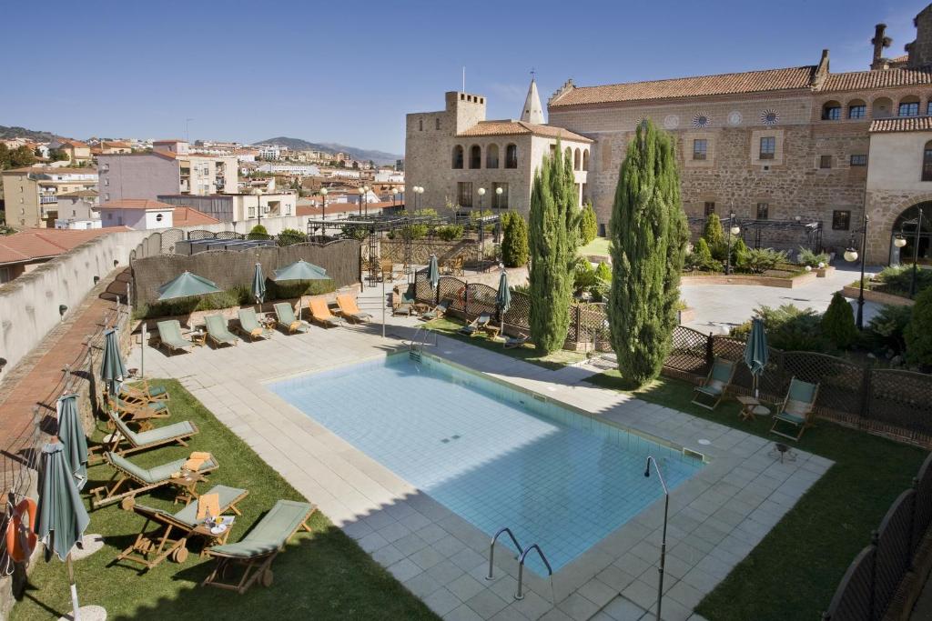 The swimming pool at or close to Parador de Plasencia