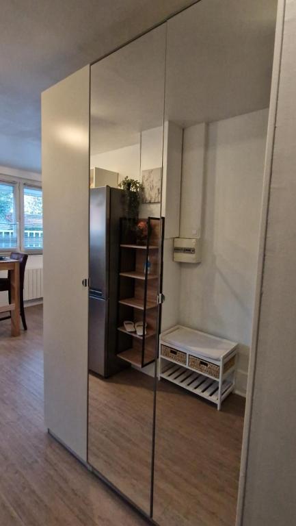 Kuchyňa alebo kuchynka v ubytovaní Beau studio très calme, parking privée gratuit, Netflix