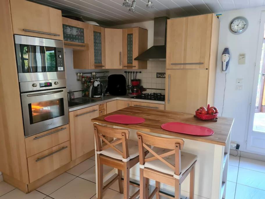 Kuchyň nebo kuchyňský kout v ubytování Gîte les écureuils au sein d'une propriété arborée