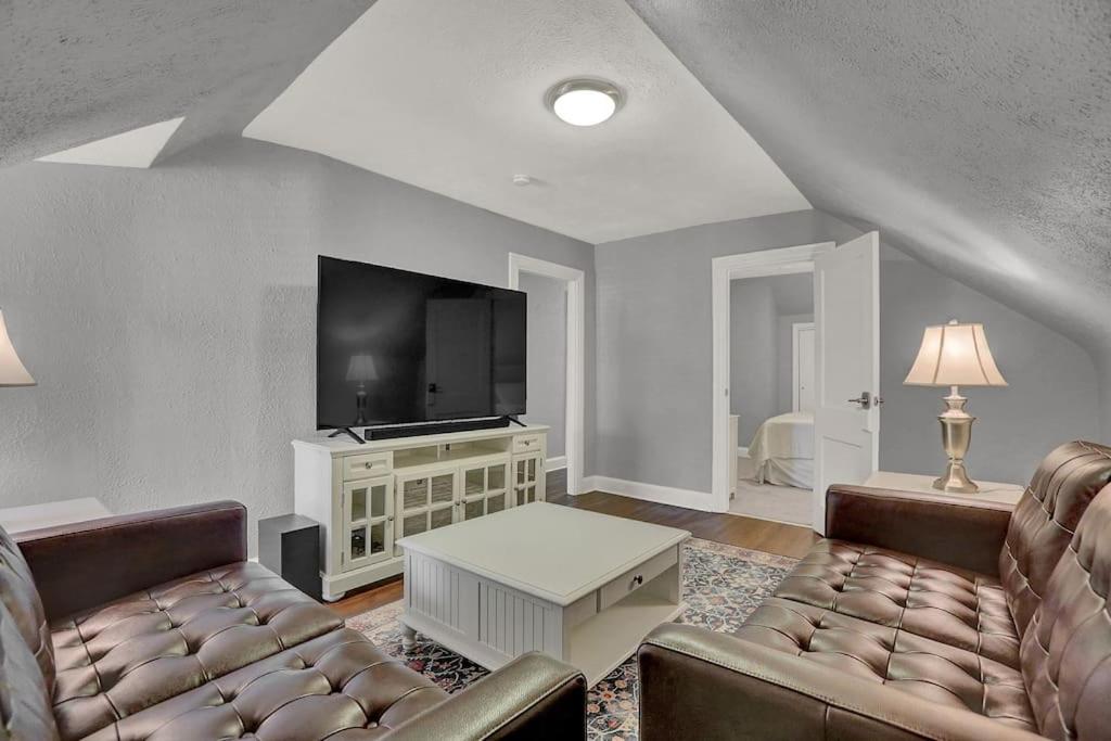 ein Wohnzimmer mit einem Sofa und einem Flachbild-TV in der Unterkunft Suites on Seneca - Gorgeous One Bedroom Apartment in Harrisburg