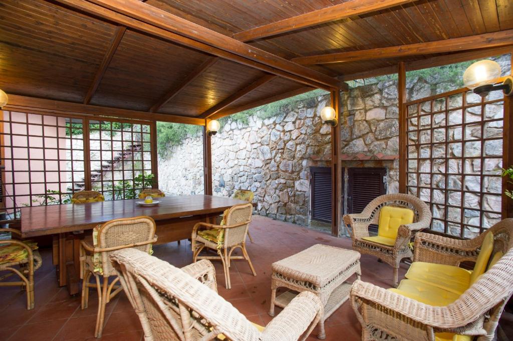A seating area at Villino Norsi