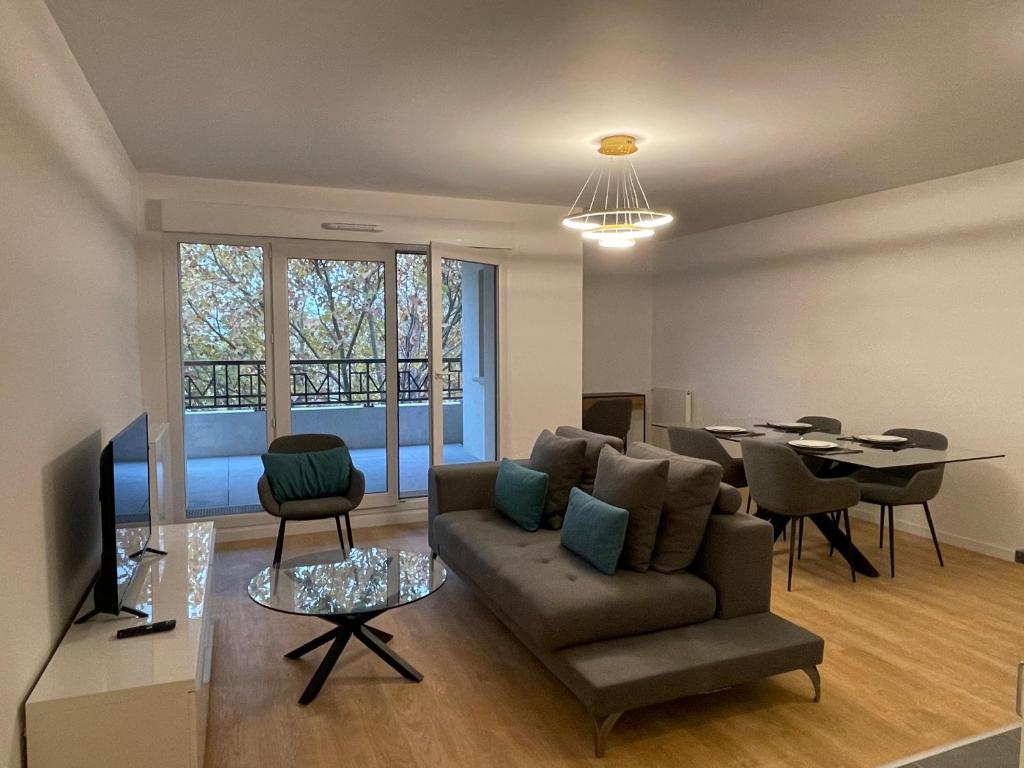 Televízia a/alebo spoločenská miestnosť v ubytovaní Appartement Saint ouen proche stade de france