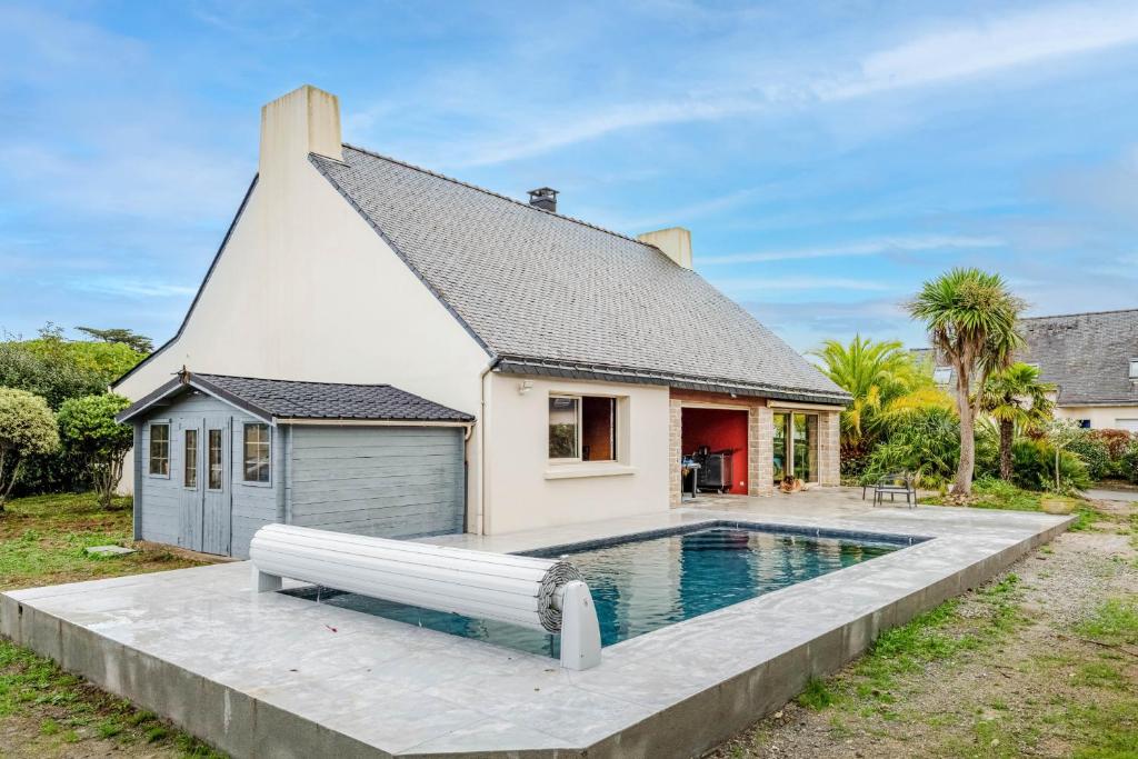 uma casa com uma piscina em frente em Grande maison pour 10 avec piscine a Sarzeau em Sarzeau