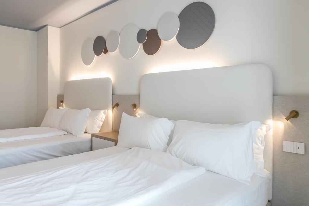 Кровать или кровати в номере Mediterranee Family Hotel & Spa