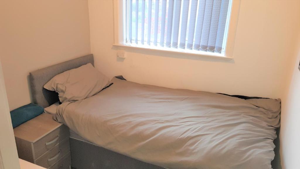 ein kleines Schlafzimmer mit einem Bett und einem Fenster in der Unterkunft Single Bedroom In Withington M20 1 Single Bed, RM4 in Manchester