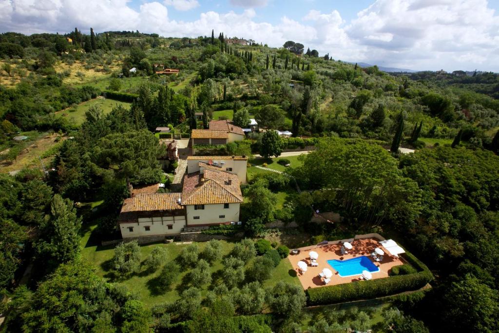 vista aerea di una casa con piscina di Marignolle Relais & Charme - Residenza d'Epoca a Firenze