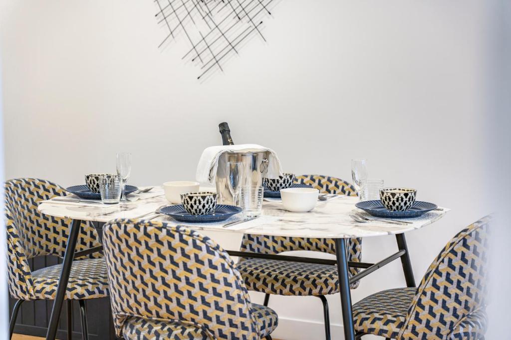 Reštaurácia alebo iné gastronomické zariadenie v ubytovaní Elégant - Hypercentre - Croisette - Palais - AK