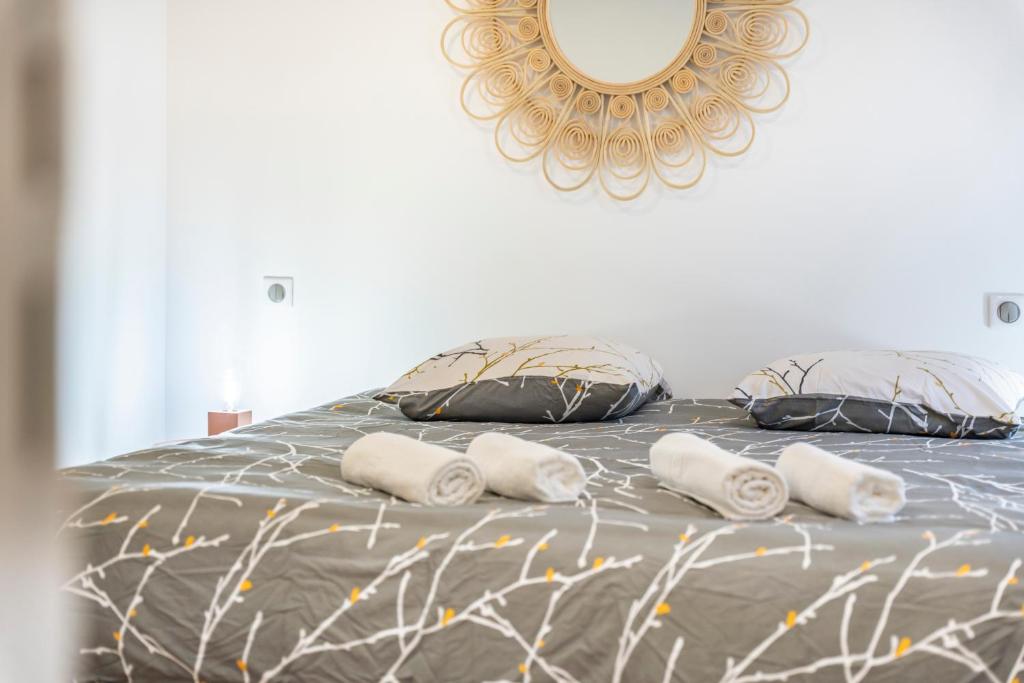 Una cama o camas en una habitaci&oacute;n de L&#39;&Eacute;l&eacute;gant - 1mn Croisette - 5mn Palais - Hypercentre - AK