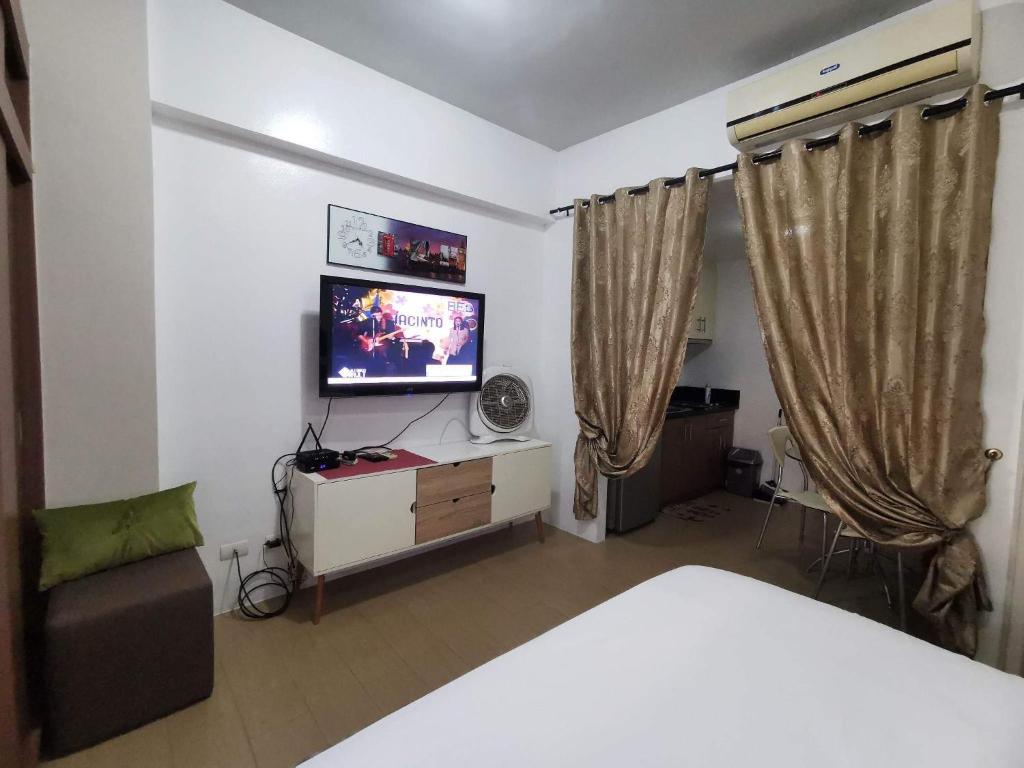 Een TV en/of entertainmentcenter bij Cecillianplace150Newport@Pasay City
