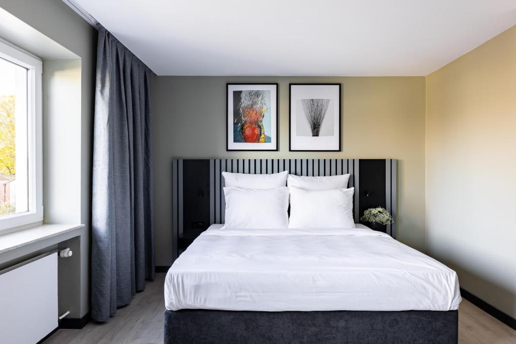 
Extra Large Studio with Kitchenette and Bathtub
