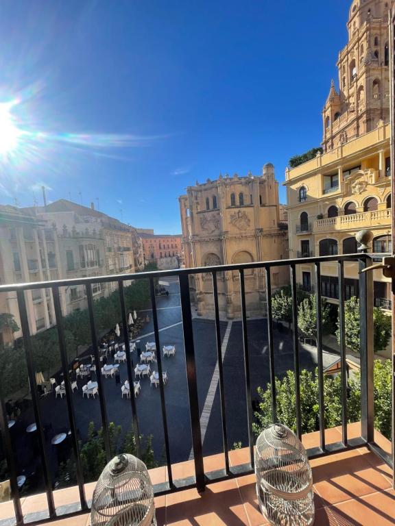 uma vista para a cidade a partir de uma varanda em Catedral Plaza em Múrcia