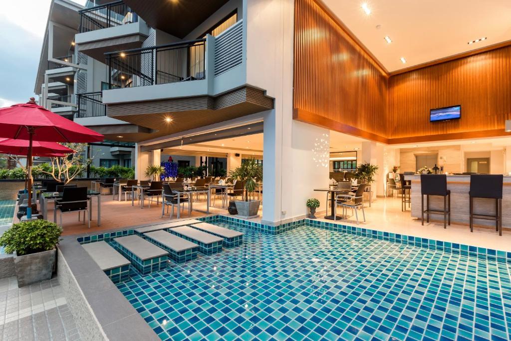 Bazén v ubytování The Charm Resort Phuket - SHA Certified nebo v jeho okolí