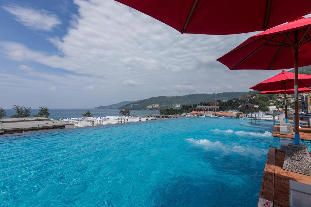 Bazén v ubytování The Charm Resort Phuket - SHA Certified nebo v jeho okolí