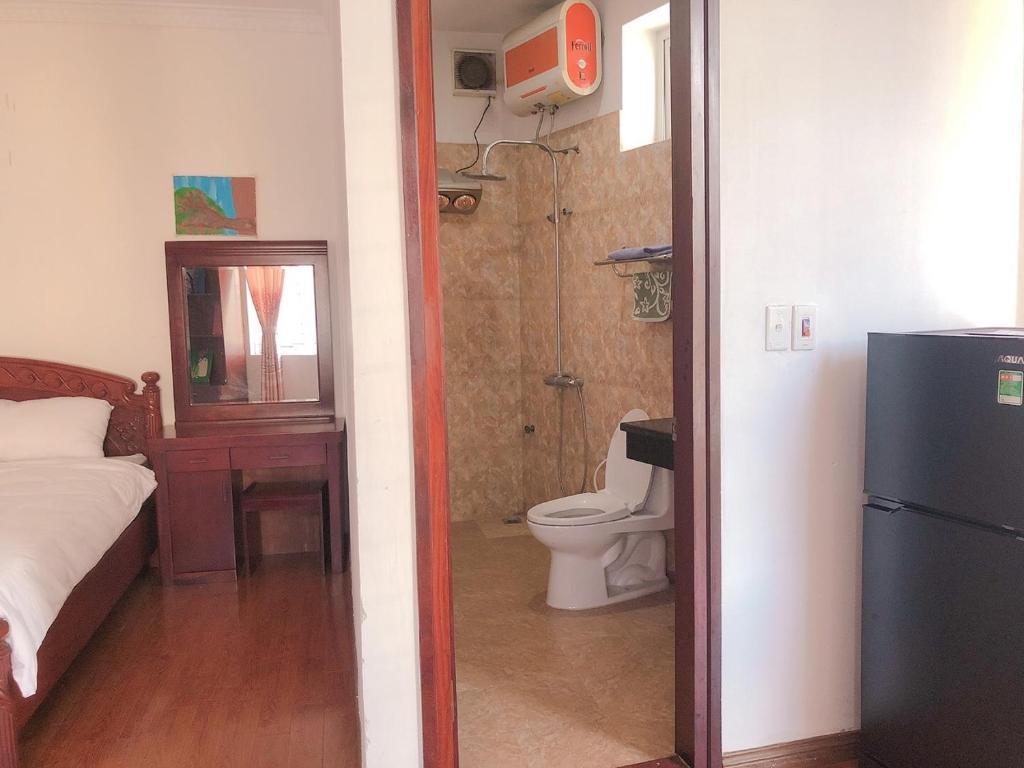een badkamer met een bed en een toilet in een kamer bij Li Homestay 136 Trần Bình, Mỹ Đình, Nam Từ Liêm, Hà Nội in Hanoi