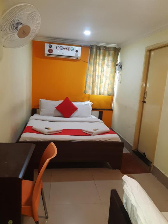 Postel nebo postele na pokoji v ubytování Hotel Akash inn